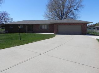 630 Ravenwood Dr, Grand Island, NE 68801