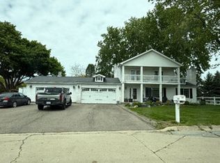 2040 Windsor Beach Dr, Fenton, MI 48430