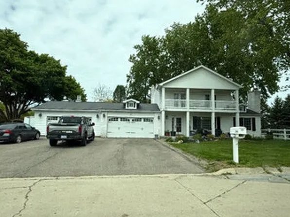 2040 Windsor Beach Dr, Fenton, MI 48430