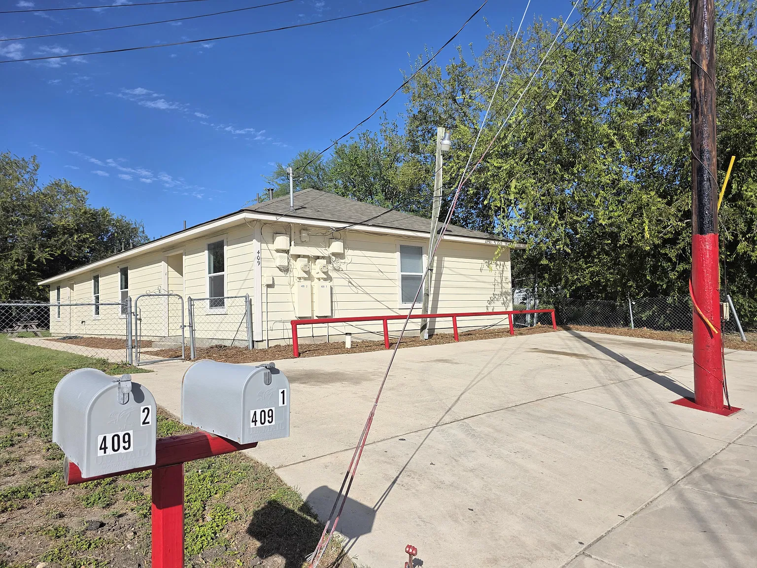 3 bed, 900 sqft, $1,195 — Photo 1