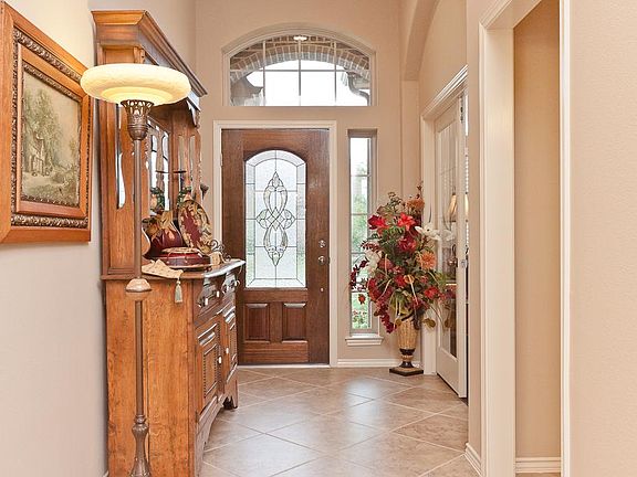 Expansive corridor entry leads to a spacious and open floor plan.