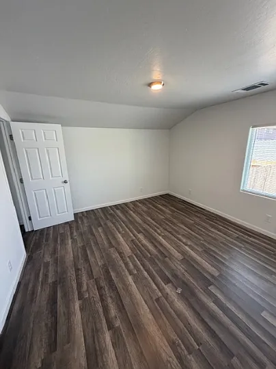 Building Photo - 636 E Roosevelt Ave #642A
