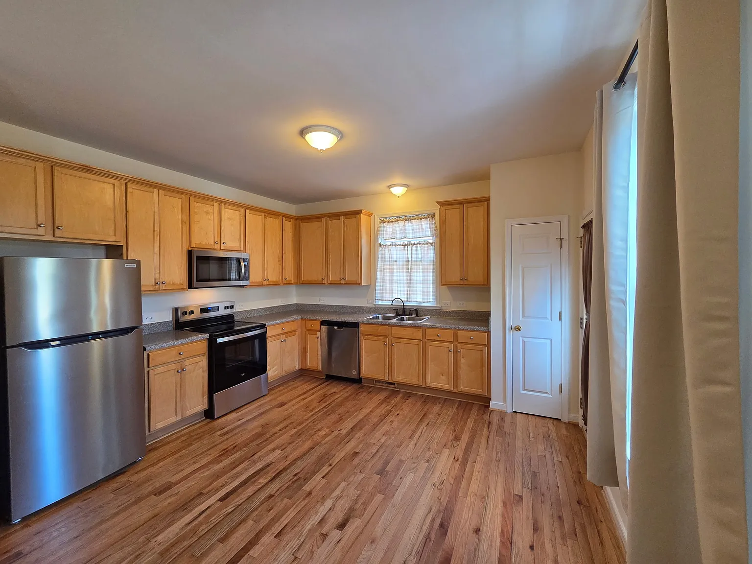 3 bed, 2.5 bath, 1450 sqft, $2,350 — Photo 3
