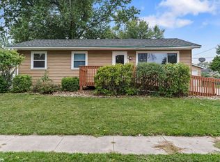 1275 Eisenhower Rd, Hiawatha, IA 52233