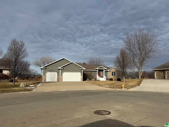 305 Saint Andrews Ct, Vermillion, SD 57069
