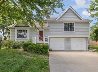 725 SE 10th Ter, Lees Summit, MO 64081