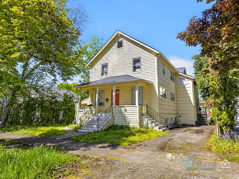 Charming Multi-Unit Living in Prime Northeast Salem Location — Photo 3