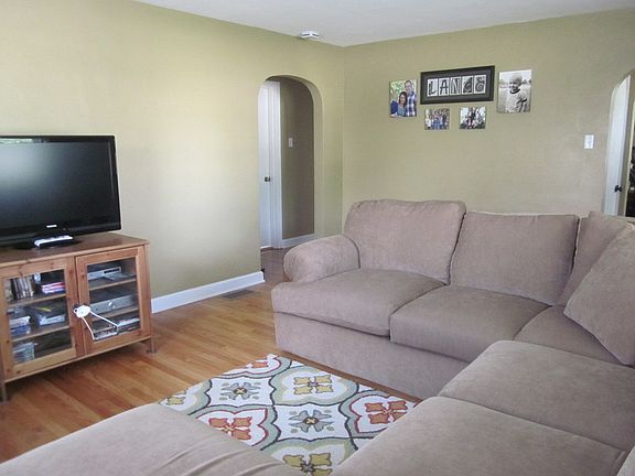 Living room
						:
						Very spacious room that can fit any type of furniture.