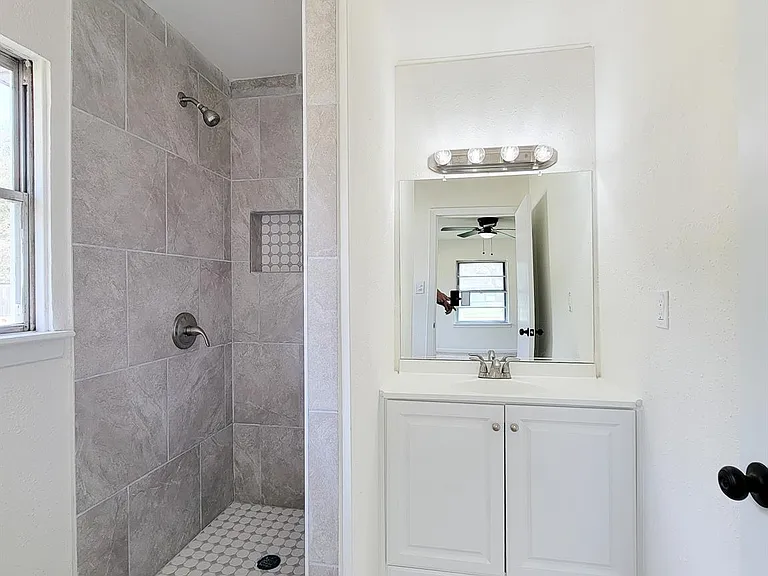 301 Cypress St — Photo 36