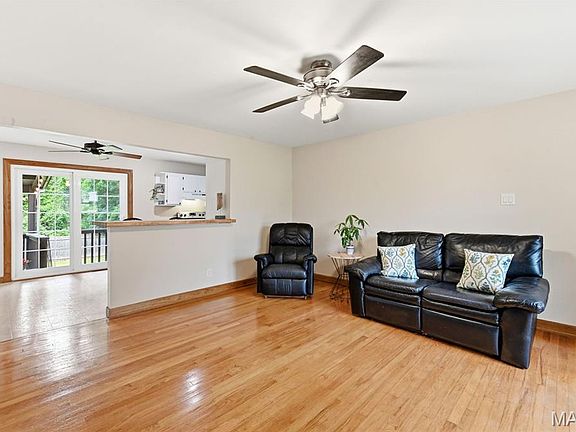 4th image of 32 W Meadow Ln
