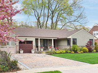 23 Atkinson Rd, Rockville Centre, NY 11570