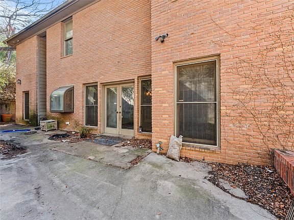 3rd image of 1809 Burton Hill Rd