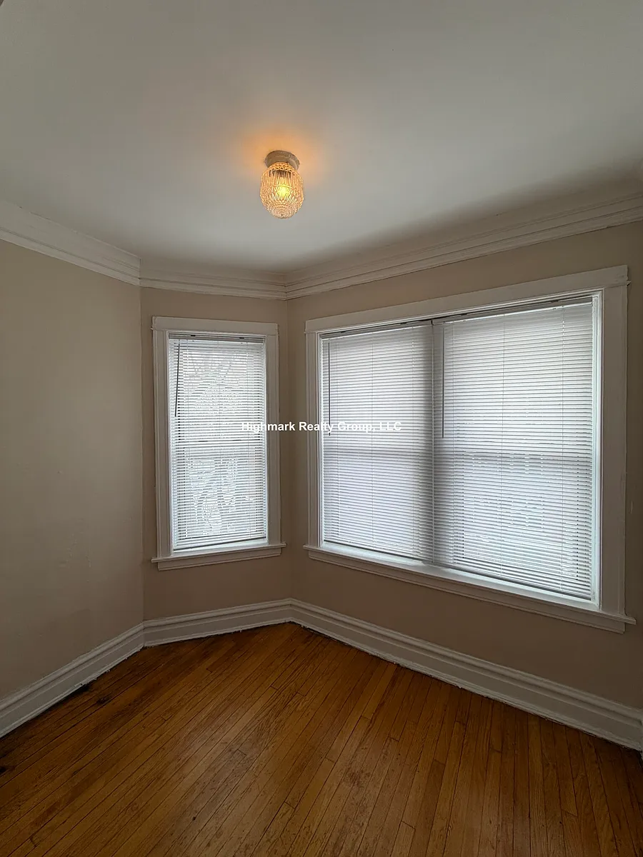 Building Photo - 7507 N Greenview Ave #3N