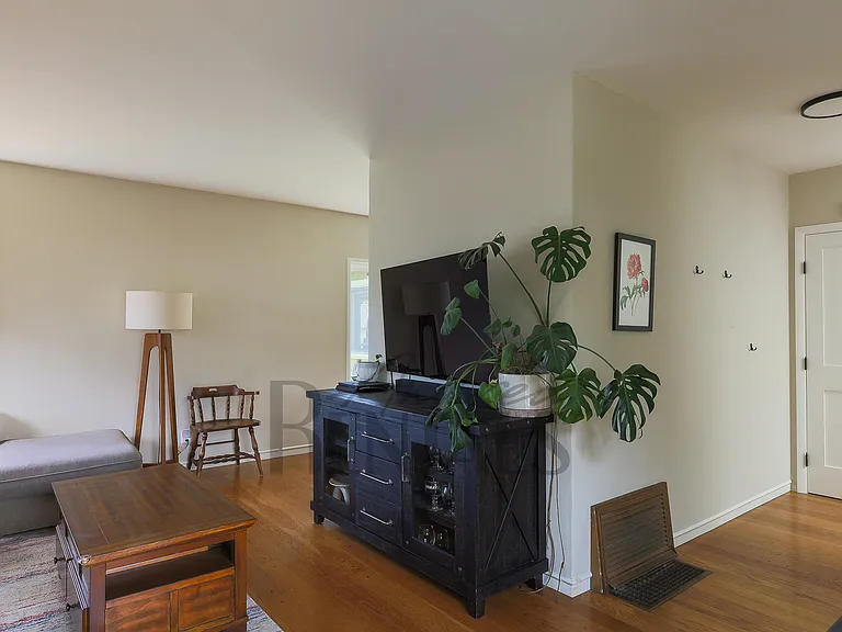225 San Carlos Ave — Photo 7