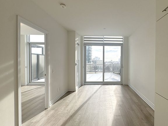 5th image of 36 Elm Dr W #502