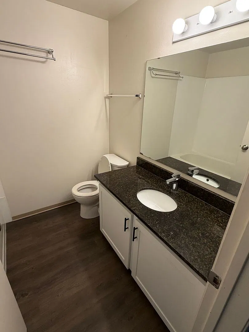 Washington Court — Photo 2