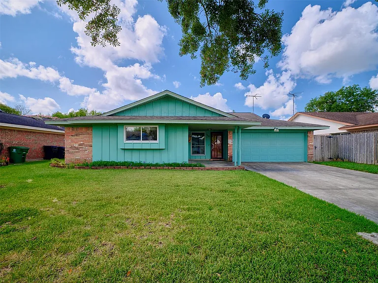 1018 Shawnee St — Photo 1