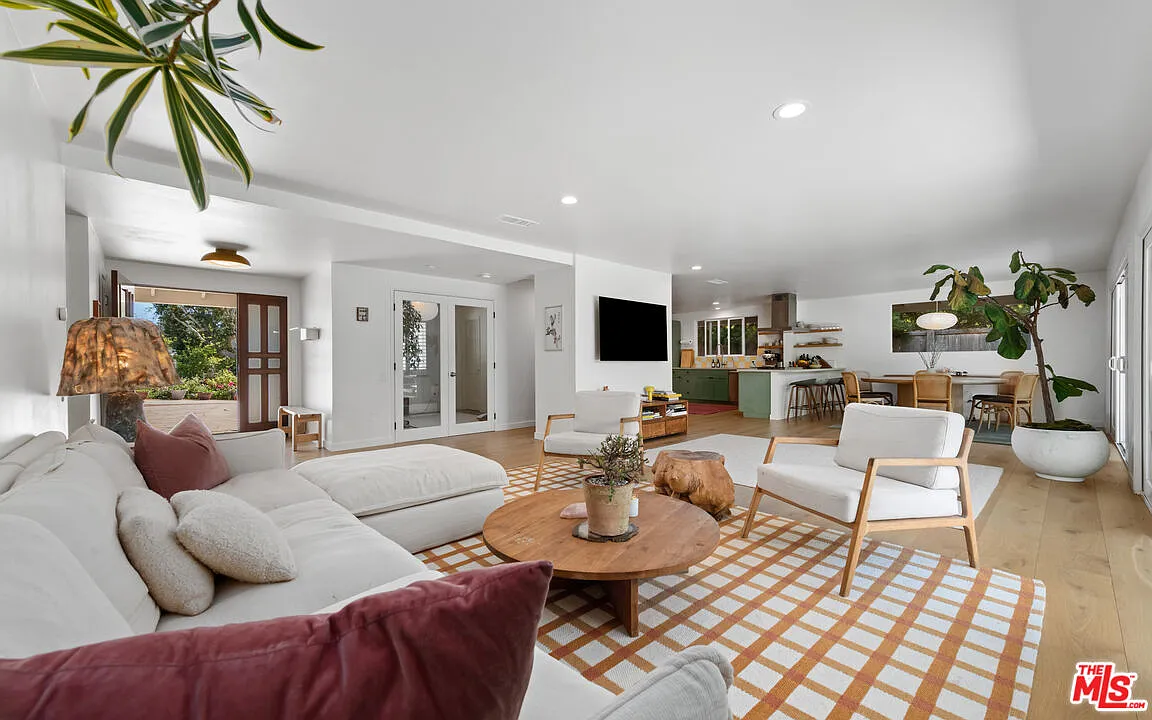 4 bed, 3.0 bath, 2381 sqft, $14,500 — Photo 4