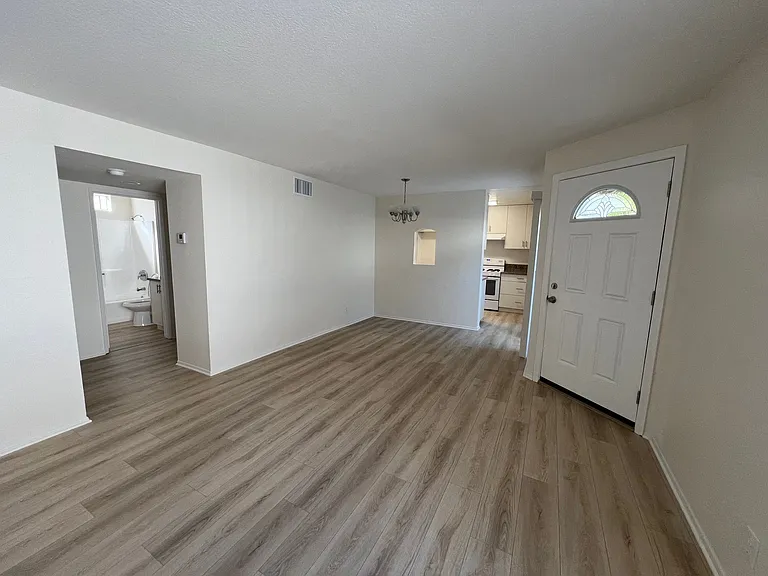 1350 Glenwood Rd #5 — Photo 2