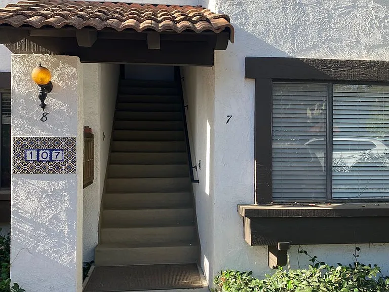107 W Oak street — Photo 11