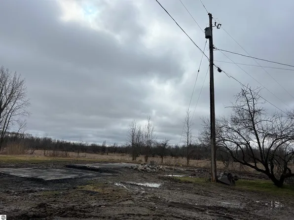 4747 W Berry Rd, Sterling, MI 48659