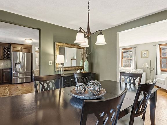 3rd image of 39 Cranberry Ln