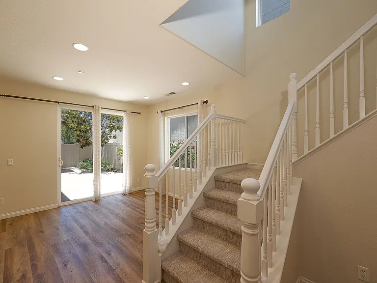 326 Lakeview Ct — Photo 10