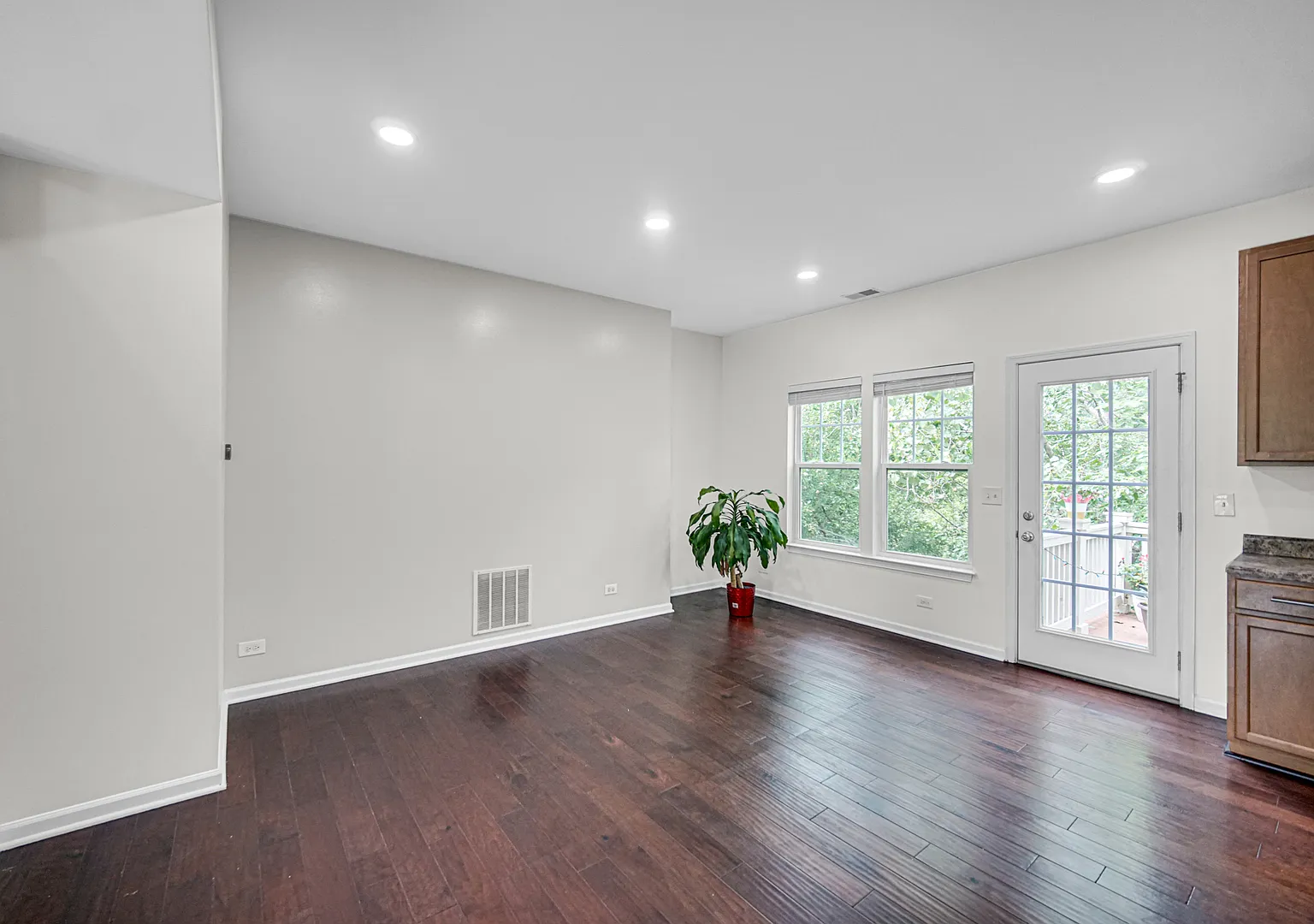 3 bed, 2.5 bath, 1748 sqft, $2,995 — Photo 4