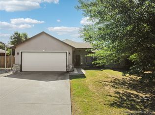 1129 S Mockingbird Cir, Skiatook, OK 74070