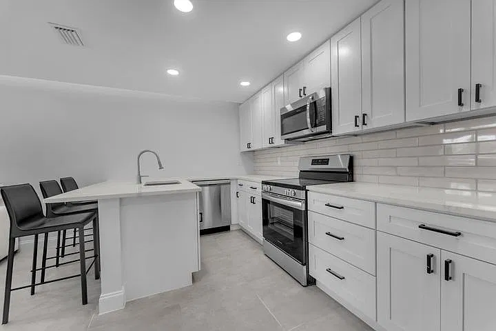 2 bed, 900 sqft, $3,300 — Photo 3