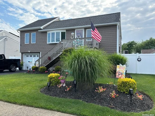 140 East Drive, Copiague, NY 11726