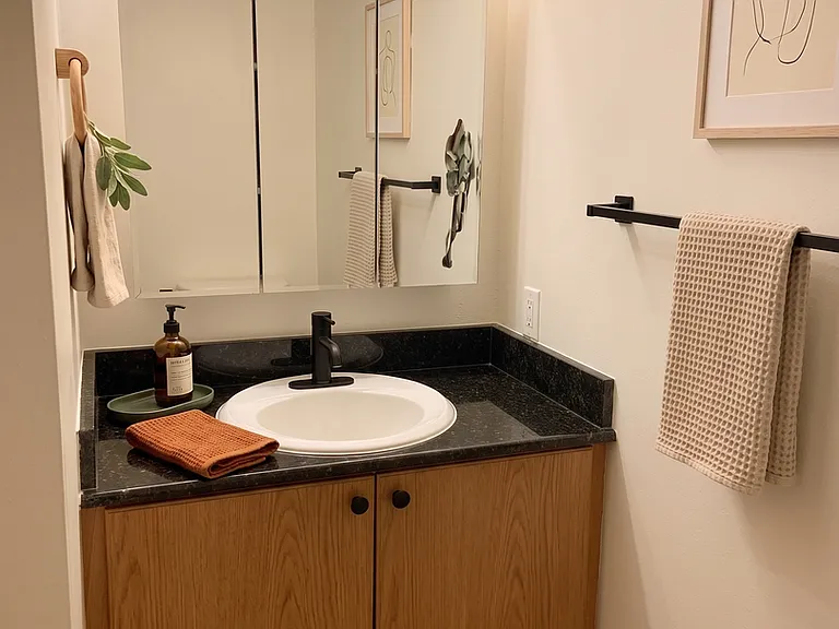 3644 Woodland Park Apartments are located in Wallingford — Photo 17