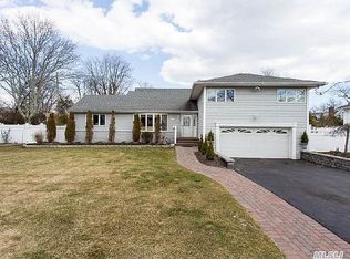 55 Secatogue Ln E, West Islip, NY