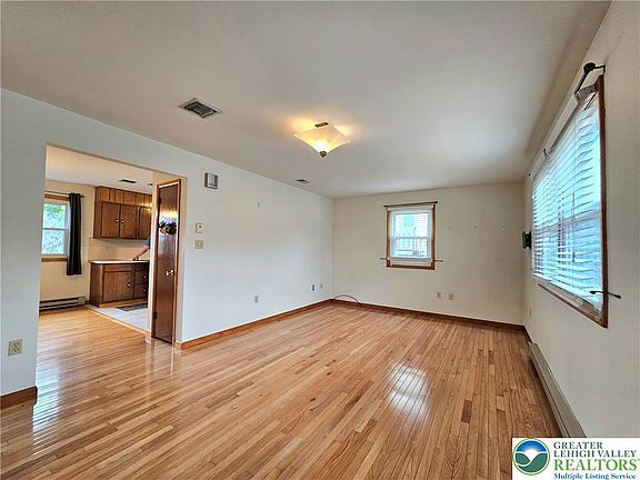 4th image of 1632 Main St