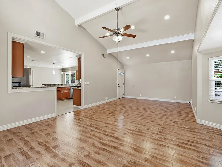 325 Goshen Ct — Photo 14