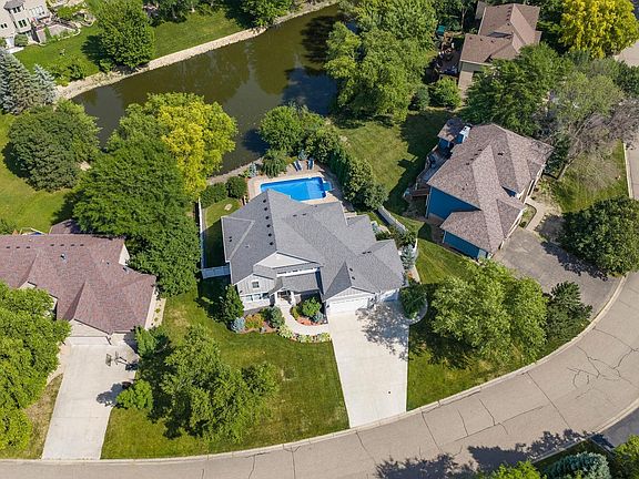 3rd image of 4650 Vinewood Ln N