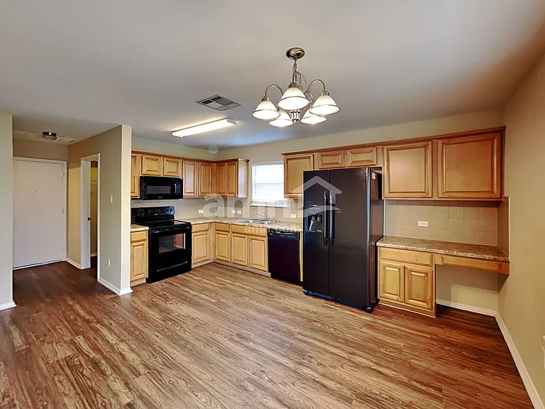 1011 Aiken Dr — Photo 3