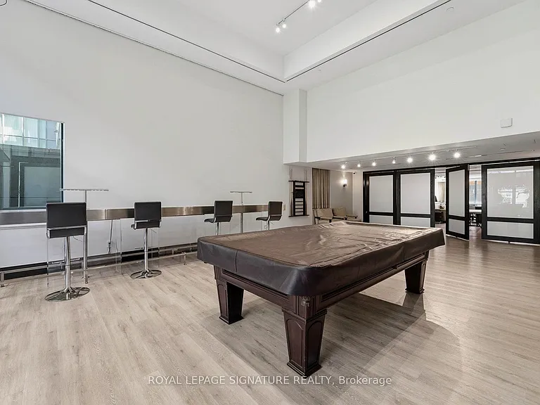 438 King St W #1417 — Photo 35