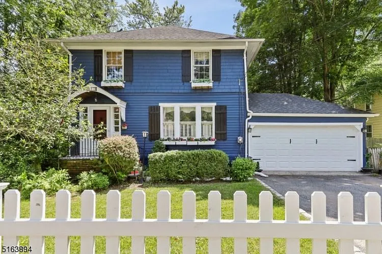 32 Village Rd photo 1