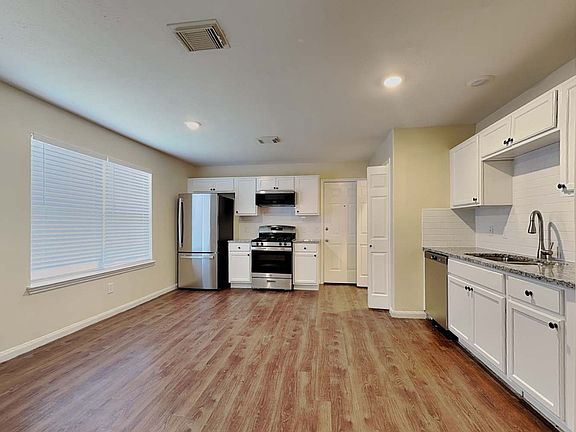 3rd image of 6421 Mountain Pines Ln