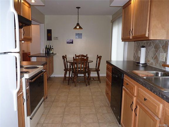 3rd image of 124 Roncroff Dr
