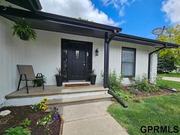409 Center Crest Dr, Clay Center, NE 68933