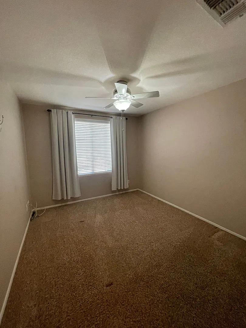 3 Bedroom +Den In Glendale — Photo 3