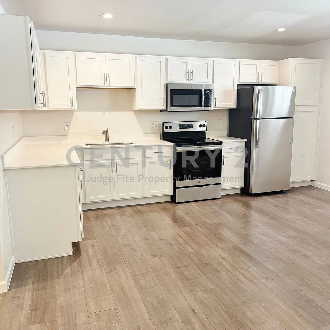 Stylish 1/1 Apartment in Prime Dallas Location Ready for Move-In! — Photo 2