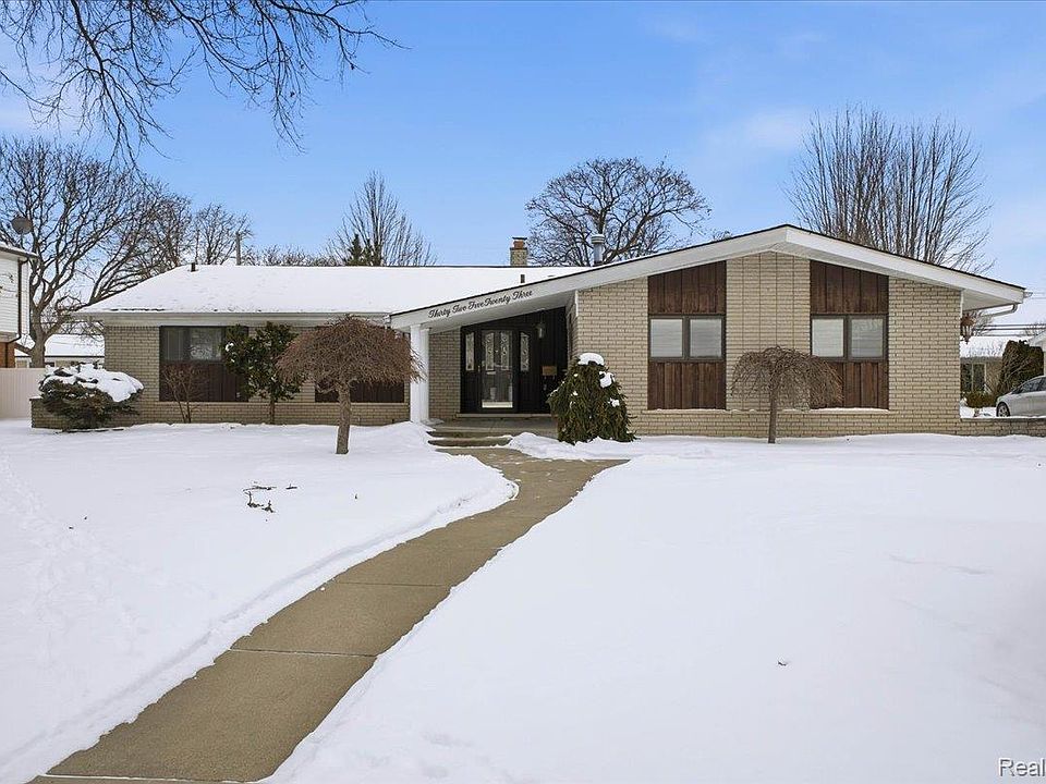 1st image of 32523 Newcastle Dr