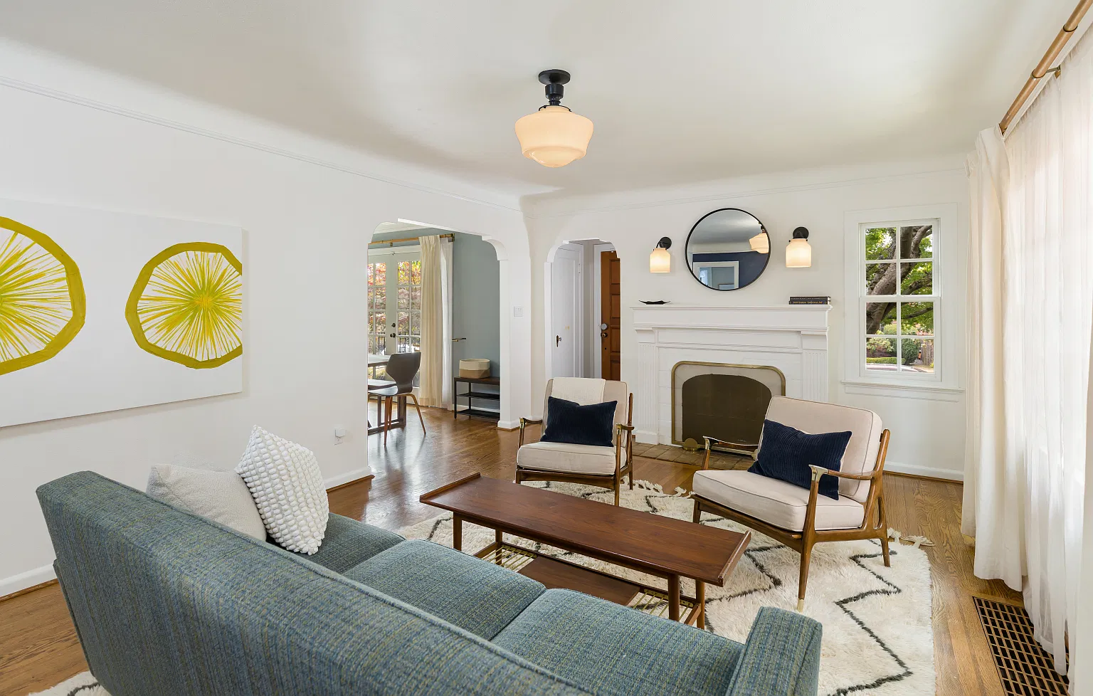 4 bed, 2.5 bath, 2500 sqft, $4,500 — Photo 4