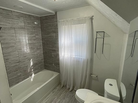 5th image of 62 Fernwood Ave