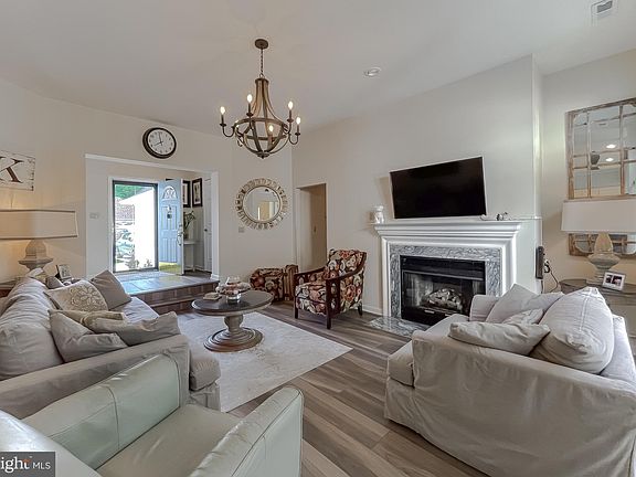 3rd image of 48135 Livonia Cir