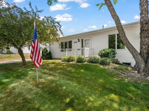 824 6th St NW, Waverly, IA 50677