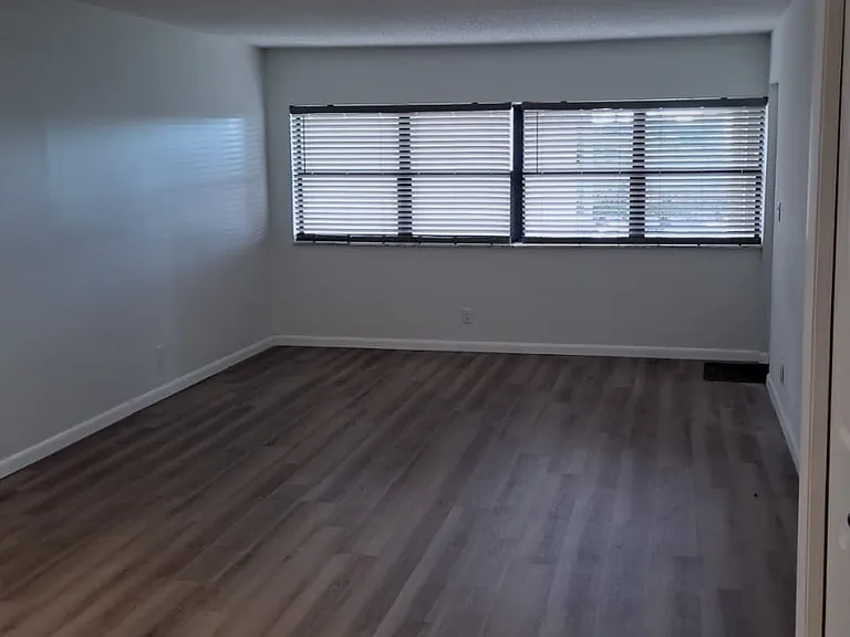 230 Lakeview Dr — Photo 4